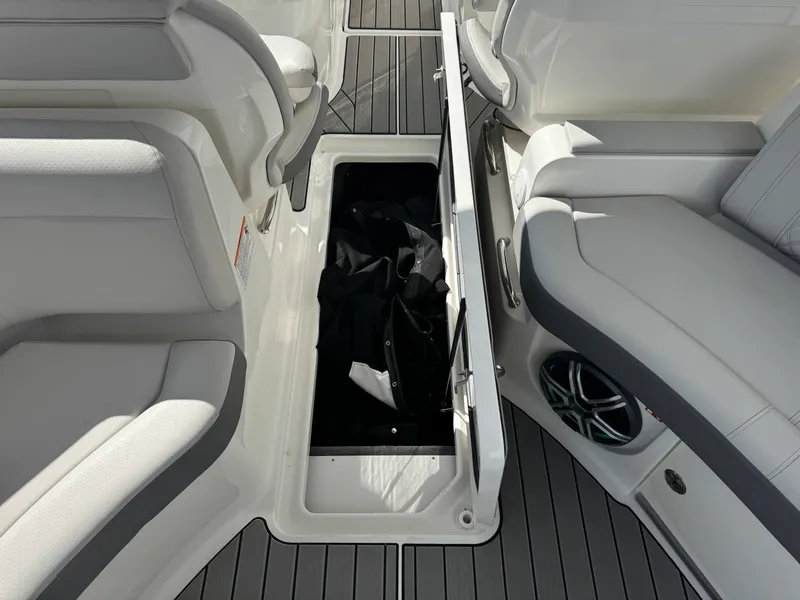 Slide: The Image of Sea Ray SLX 350 2026 - 27