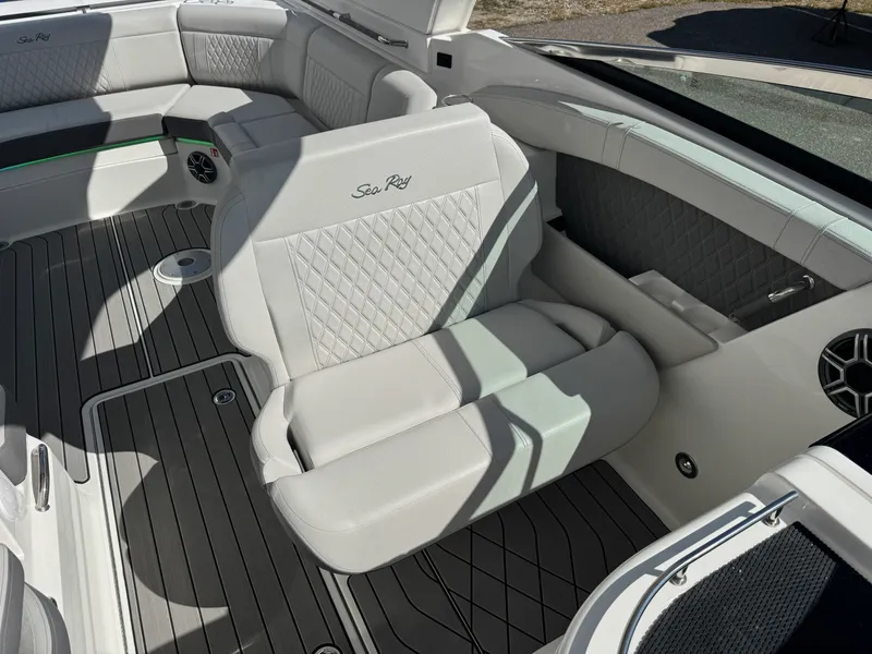 Slide: The Image of Sea Ray SLX 350 2026 - 29