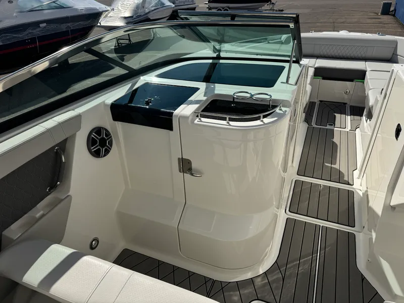 Slide: The Image of Sea Ray SLX 350 2026 - 30