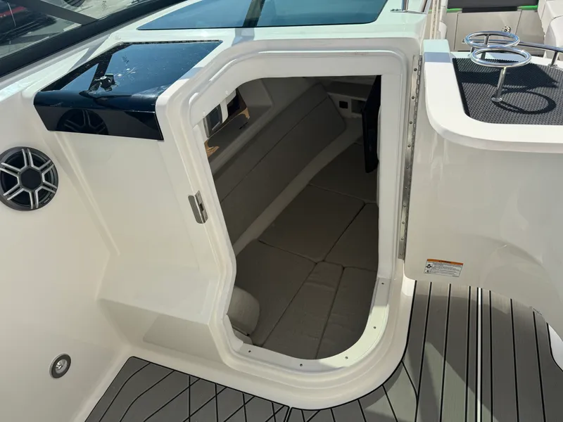 Slide: The Image of Sea Ray SLX 350 2026 - 31