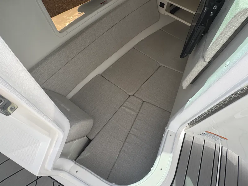 Slide: The Image of Sea Ray SLX 350 2026 - 32