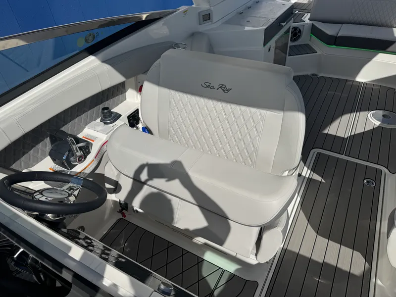 Slide: The Image of Sea Ray SLX 350 2026 - 35