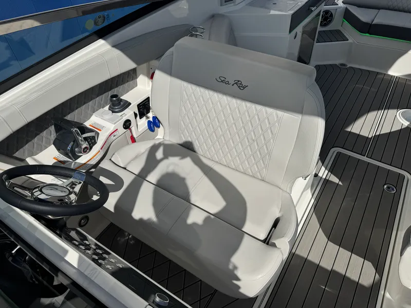 Slide: The Image of Sea Ray SLX 350 2026 - 36