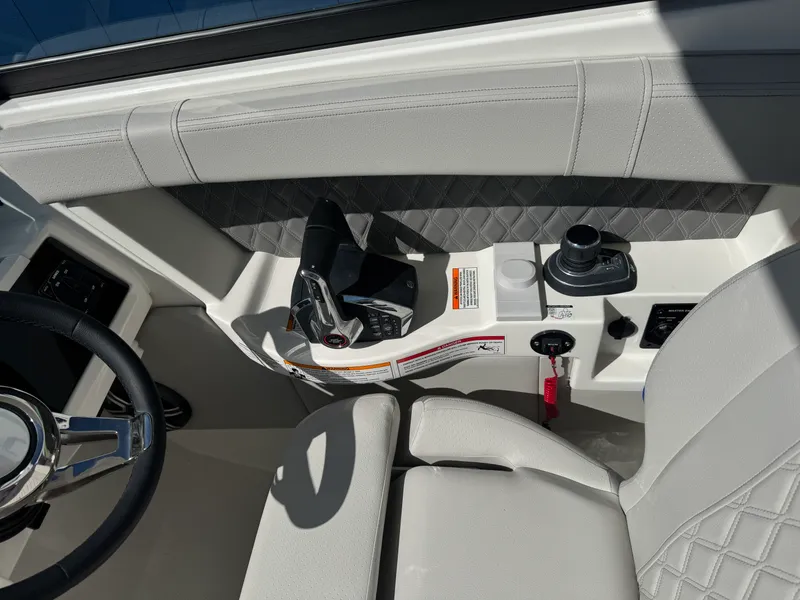 Slide: The Image of Sea Ray SLX 350 2026 - 38