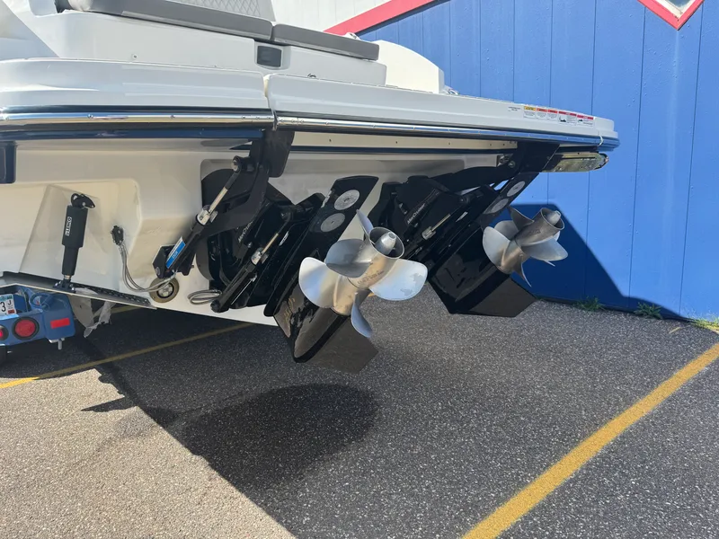 Slide: The Image of Sea Ray SLX 350 2026 - 4