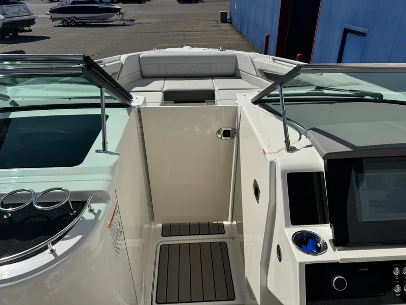 Slide: The Image of Sea Ray SLX 350 2026 - 40