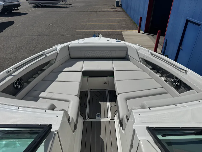 Slide: The Image of Sea Ray SLX 350 2026 - 44