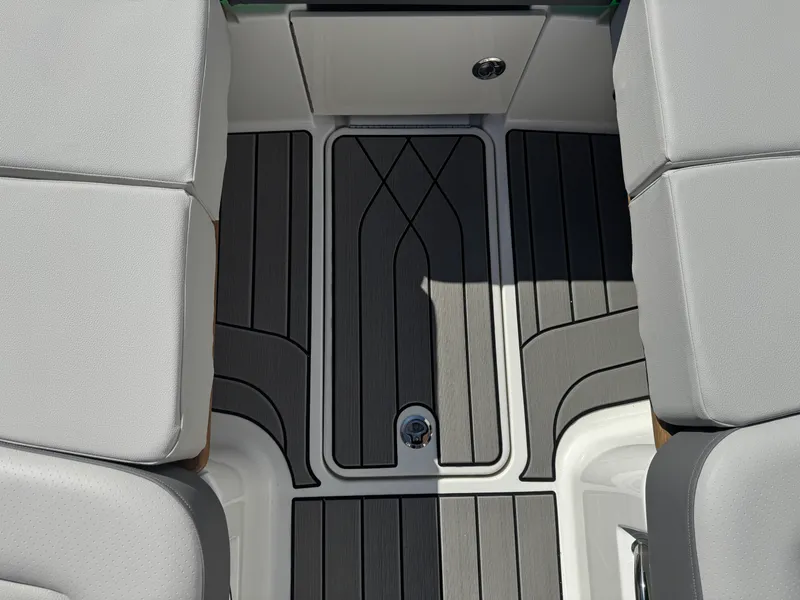 Slide: The Image of Sea Ray SLX 350 2026 - 45