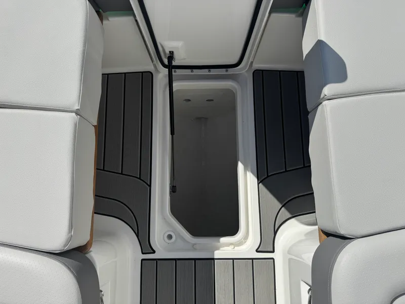 Slide: The Image of Sea Ray SLX 350 2026 - 46