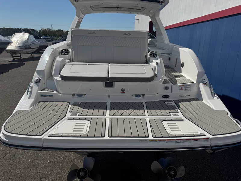 Slide: The Image of Sea Ray SLX 350 2026 - 5