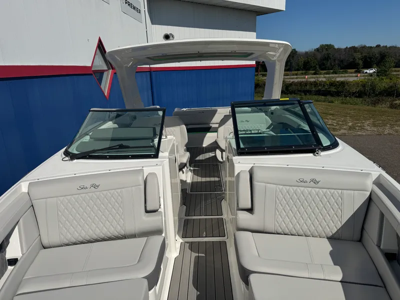 Slide: The Image of Sea Ray SLX 350 2026 - 50