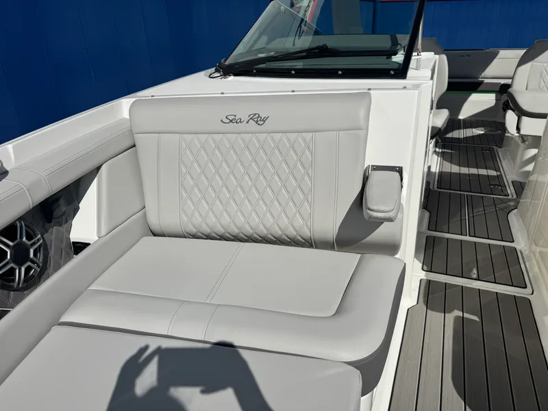 Slide: The Image of Sea Ray SLX 350 2026 - 51