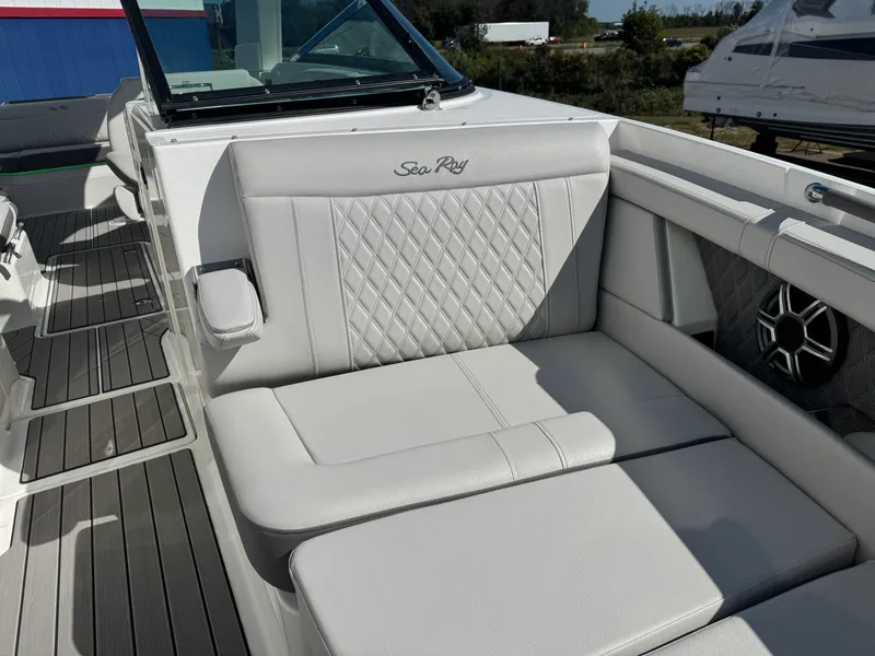 Slide: The Image of Sea Ray SLX 350 2026 - 52