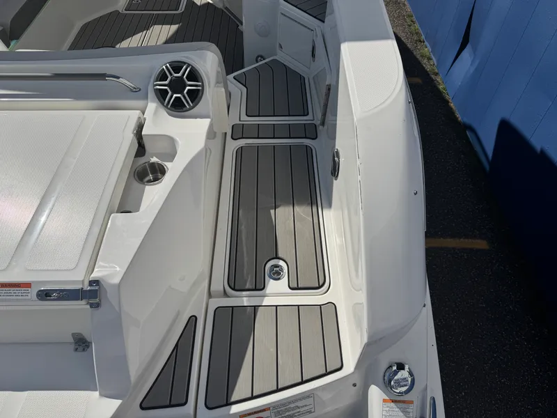 Slide: The Image of Sea Ray SLX 350 2026 - 9