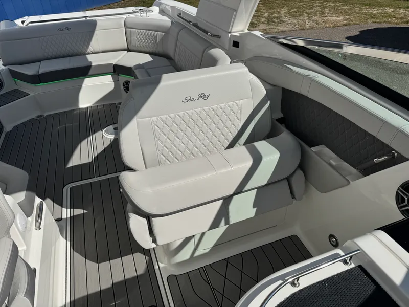 Slide: The Image of Sea Ray SLX 350 2026 - 28