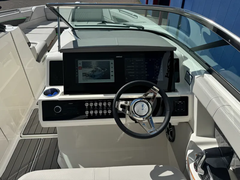 Slide: The Image of Sea Ray SLX 350 2026 - 37