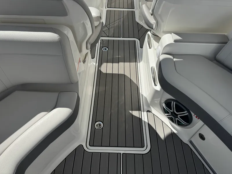 Slide: The Image of Sea Ray SLX 350 2026 - 26