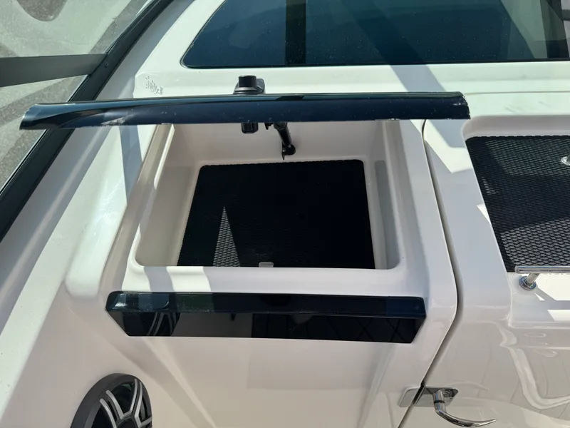 Slide: The Image of Sea Ray SLX 350 2026 - 34