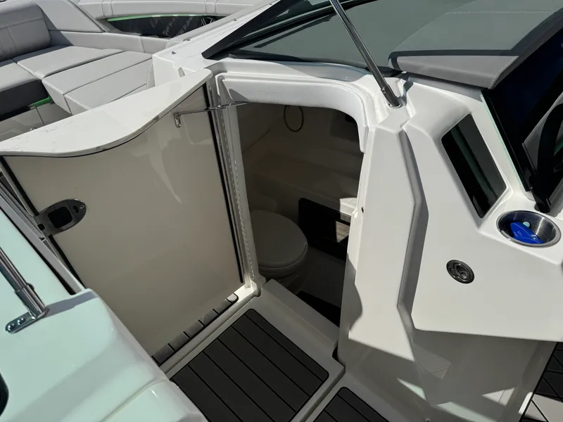 Slide: The Image of Sea Ray SLX 350 2026 - 42
