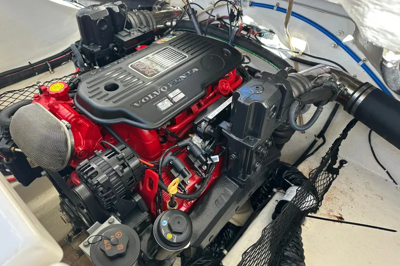 Slide: The Image of Volvo Penta engine in 2008 Larson LXi 288 boat, detailed view. - 24
