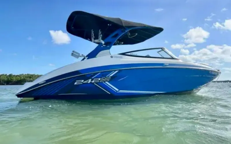 The Image of 2019 Yamaha Boats 242X E-Series on clear water under blue sky. - 0