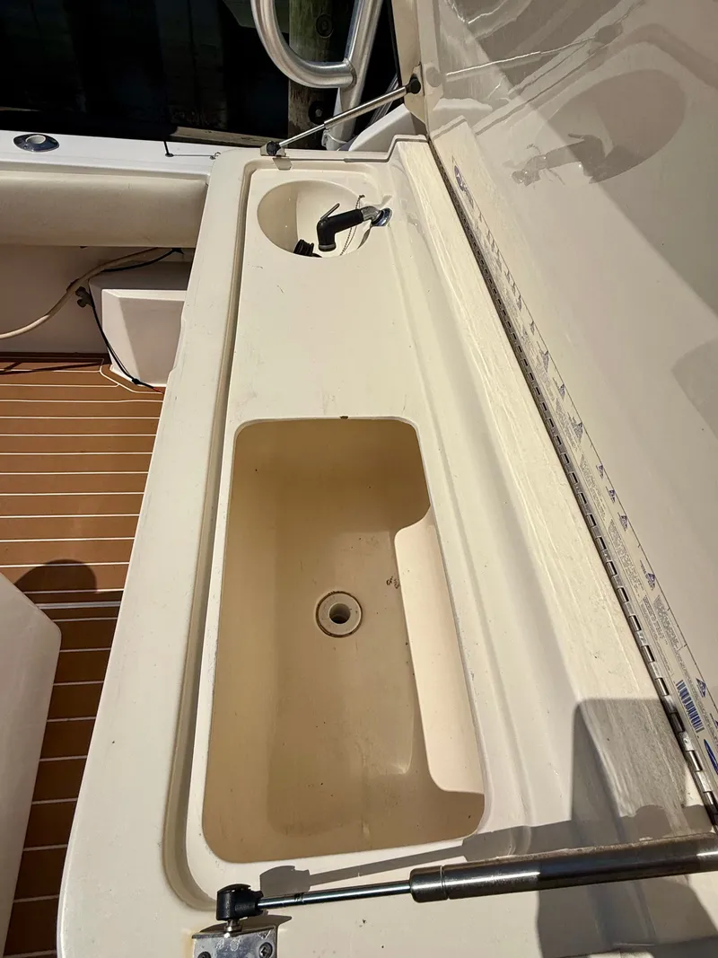 Slide: The Image of Albemarle 320 Express Fisherman 2004 - 22