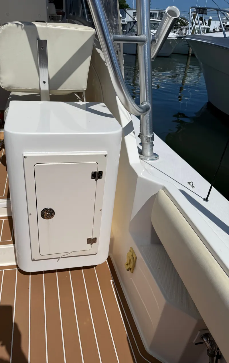 Slide: The Image of Albemarle 320 Express Fisherman 2004 - 30