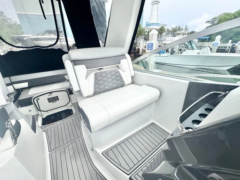 Slide: The Image of Monterey 335 Sport Yacht 2021 - 12