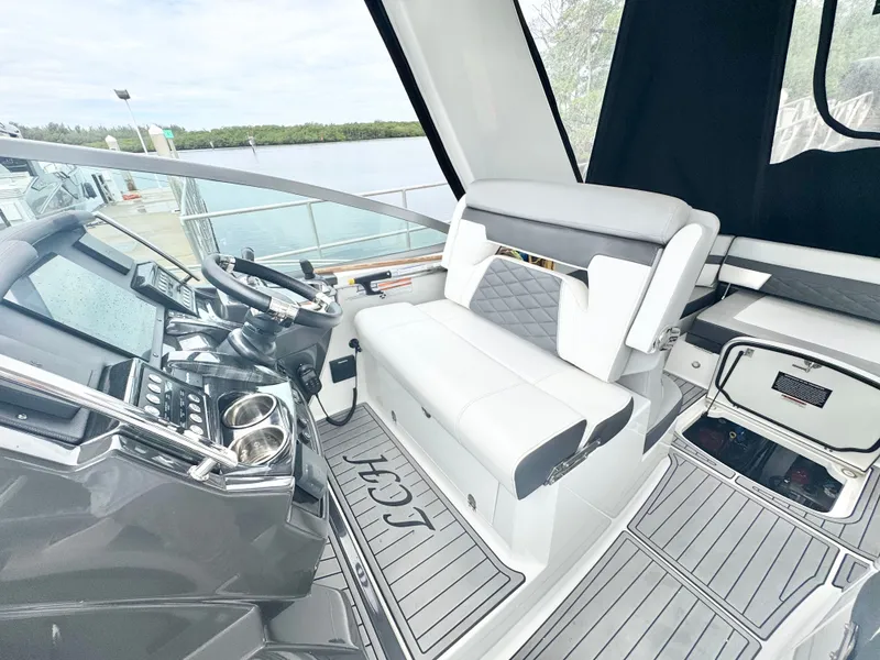 Slide: The Image of Monterey 335 Sport Yacht 2021 - 13