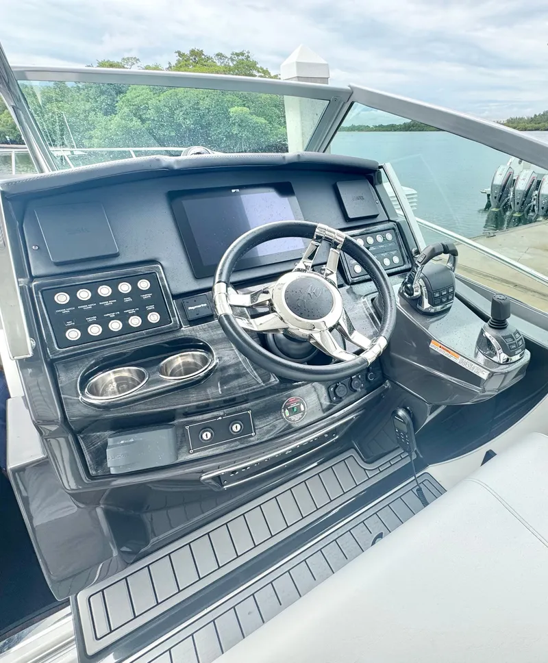 Slide: The Image of Monterey 335 Sport Yacht 2021 - 14