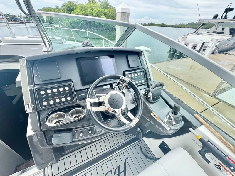 Slide: The Image of Monterey 335 Sport Yacht 2021 - 15