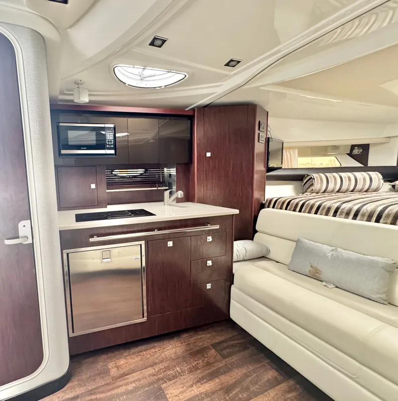 Slide: The Image of Monterey 335 Sport Yacht 2021 - 24