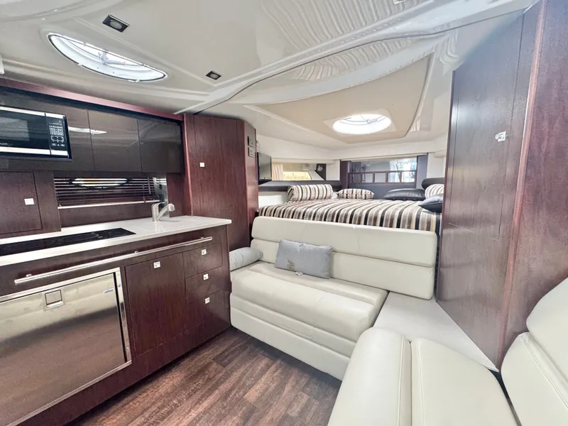 Slide: The Image of Monterey 335 Sport Yacht 2021 - 25