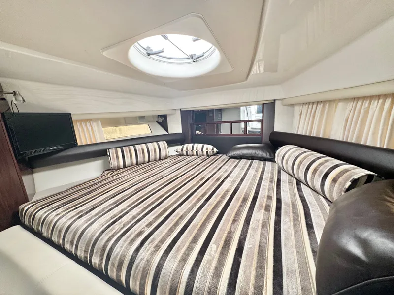 Slide: The Image of Monterey 335 Sport Yacht 2021 - 26