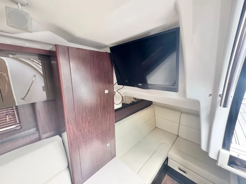 Slide: The Image of Monterey 335 Sport Yacht 2021 - 28