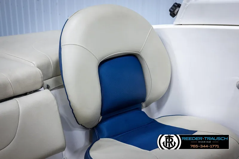 Slide: The Image of 2015 Chaparral 19 H2O Ski & Fish boat seat, blue and white upholstery. - 36