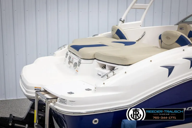 Slide: The Image of 2015 Chaparral 19 H2O Ski & Fish boat with cushioned seating and sleek design. - 41