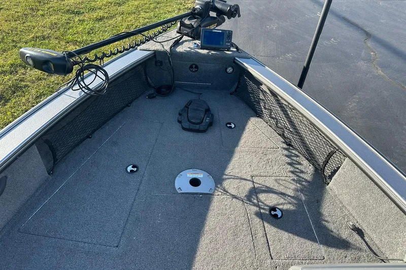 Slide: The Image of 2016 Lund 1775 Pro-V SS boat interior with trolling motor and fish finder. - 12