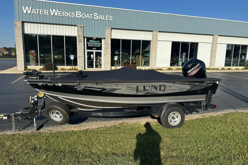 Slide: The Image of 2016 Lund 1775 Pro-V SS boat at Water Werks Boat Sales dealership. - 37