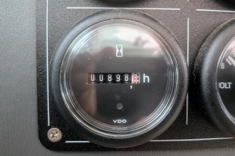 Slide: The Image of Hour meter reading 898.8 hours on 2023 Leopard 42. - 63