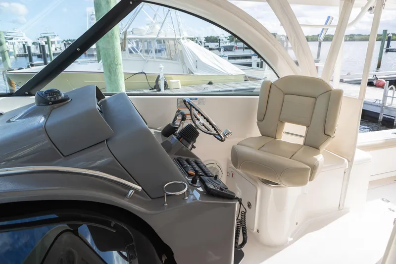 Slide: The Image of Pursuit 38 TRACKER - Helm Chair - 13