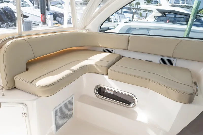 Slide: The Image of Pursuit 38 TRACKER - Flybridge Seating - 15