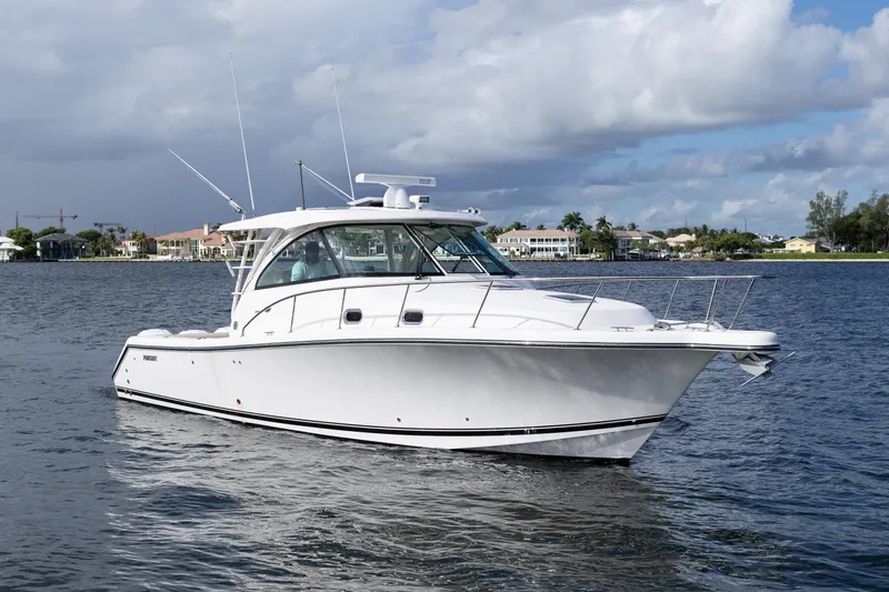 Slide: The Image of Pursuit 38 TRACKER - Starboard Bow Profile - 25