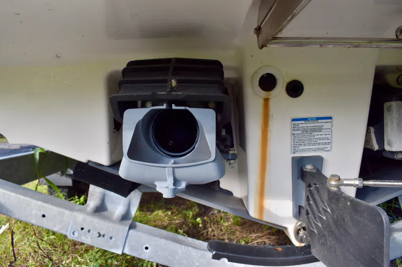 Slide: The Image of Yamaha 252XE boat 2022 on trailer, close-up of hull. - 15