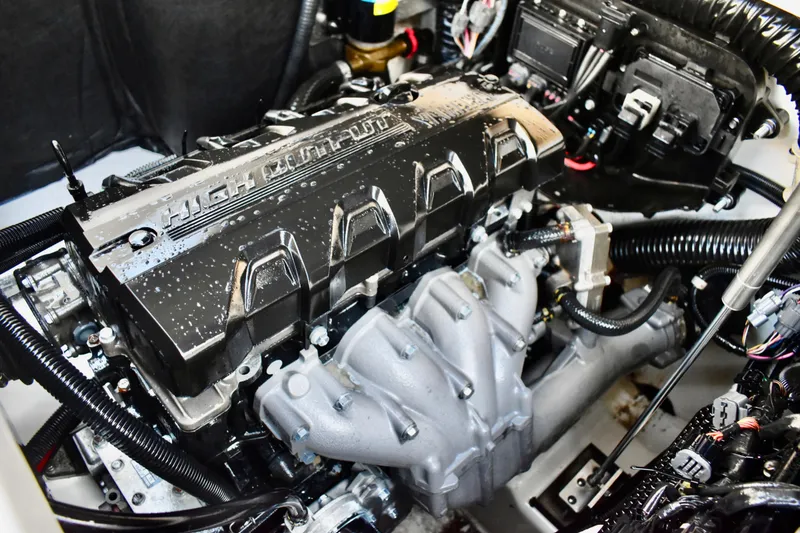 Slide: The Image of Engine of 2022 Yamaha Boats 252XE, showcasing high-output performance components. - 39