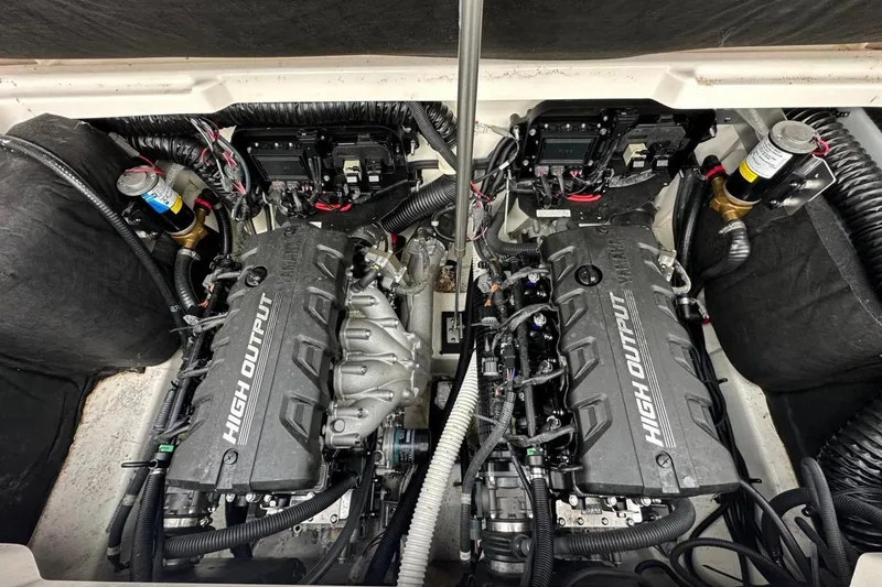 Slide: The Image of 2022 Yamaha Boats 252XE on trailer, palm trees in background, sunny day. - 4