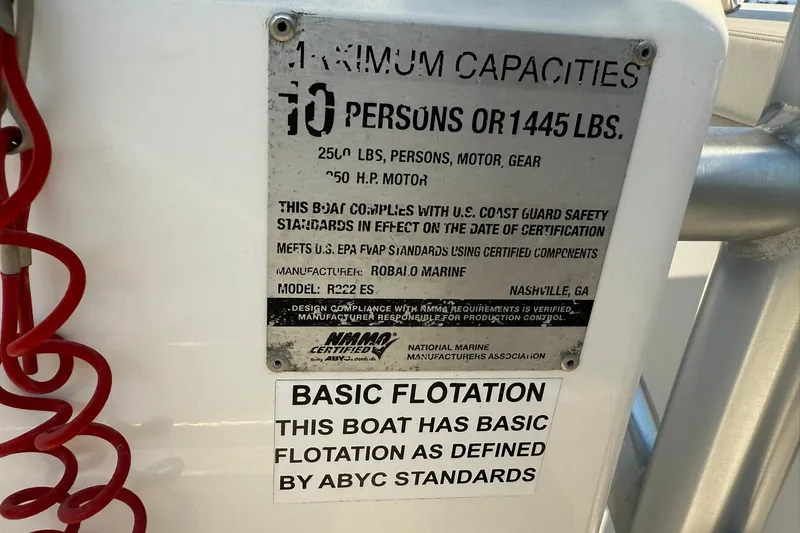Slide: The Image of 2017 Robalo R222ES capacity plate detailing maximum load and flotation compliance. - 29