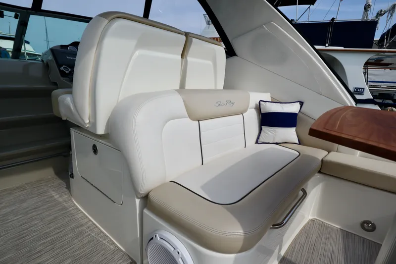 Slide: The Image of Sea Ray Sundancer 350 2011 - 17