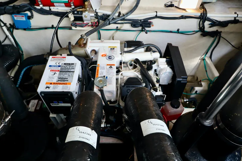 Slide: The Image of Sea Ray Sundancer 350 2011 - 24