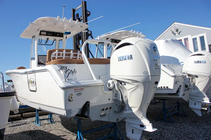 Slide: The Image of 2024 Sea Hunt Ultra 255 SE boat with Yamaha engines on display. - 49